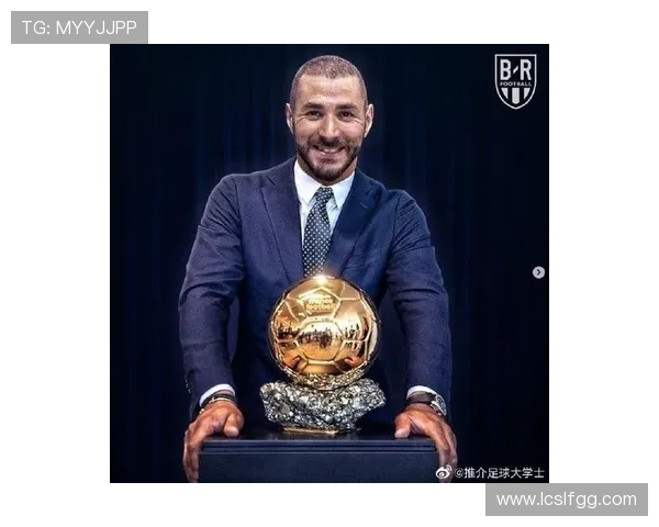 凯尔凯兹展示萨拉赫奖杯闪耀荣光